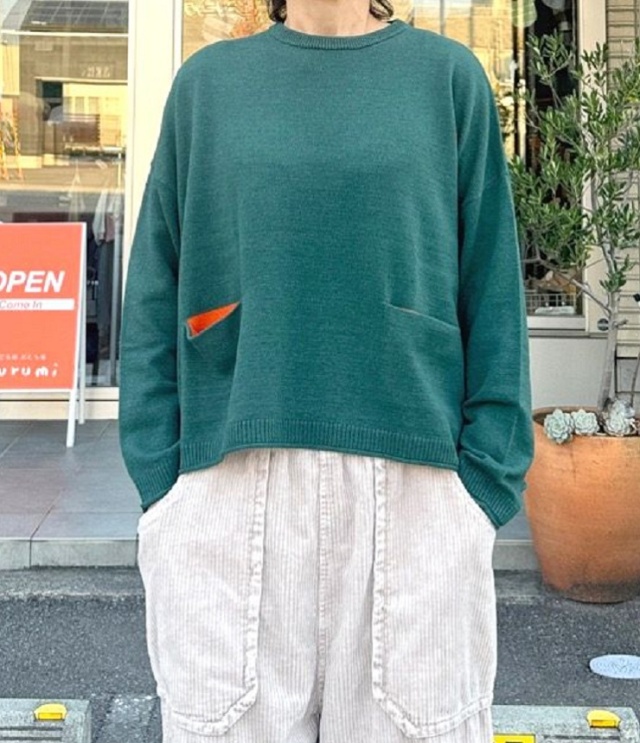 mao made　チラリ配色 ポケット付き ワイド プルオーバー（グリーン/オレンジ） 551105