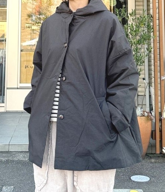 mao made　ミディアム丈 Ａライン フード付き コート（チャコール） 551304