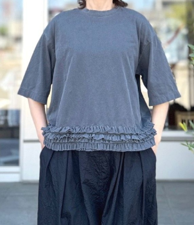 ESTROISLOSE　インディゴ天竺×ピグメントダイ 裾フリルTシャツ（チャコール）EC26203