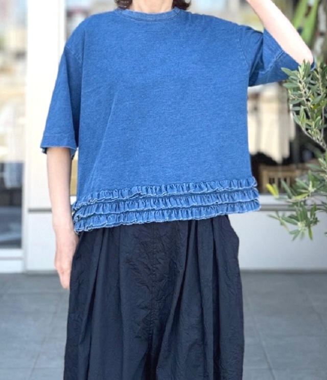 ESTROISLOSE　インディゴ天竺×ピグメントダイ 裾フリルTシャツ（インディゴ）EC26203