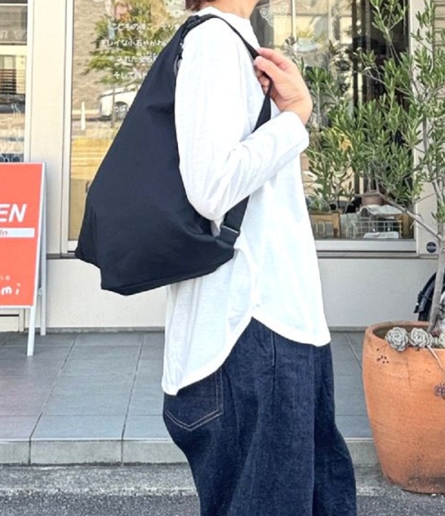 ANVOCOEUR　isosceles triangle -middle- ニトウヘンサンカクケイ -ミドル-（ブラック） AC22210a