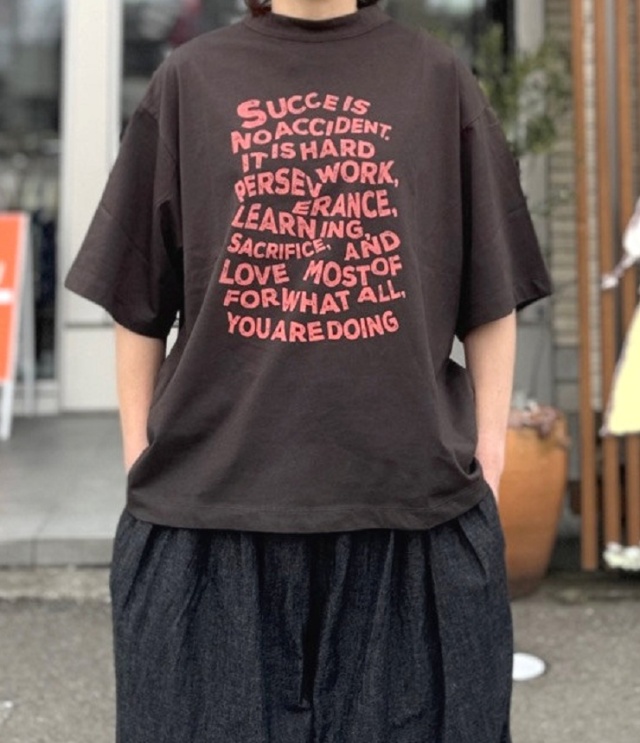 ESTROISLOSE フルタンブラー天竺 5分袖 プリント Tシャツ(ブラウン)EC26109