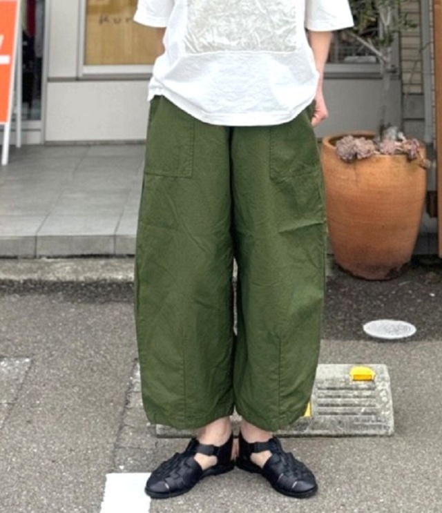 prit　コットンリネンライト バックサテン 裾ダーツ ベイカーパンツ（オリーブ） P71604