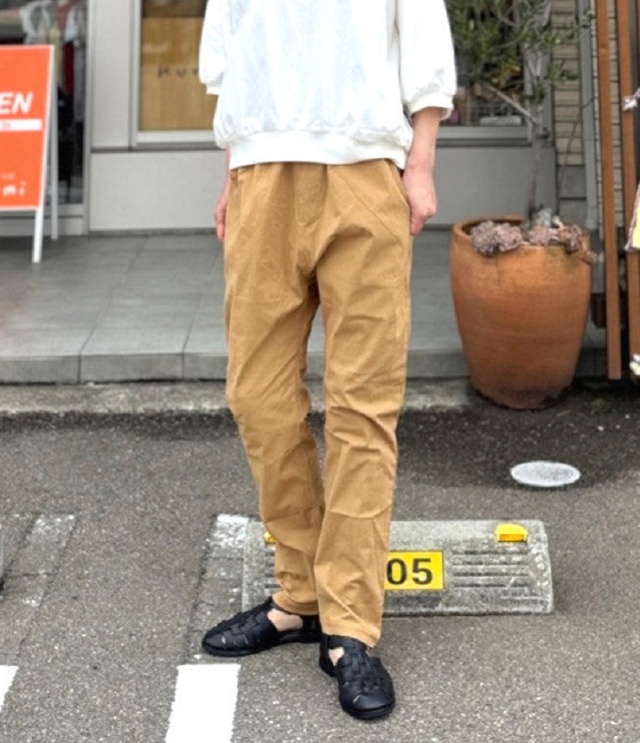 OFFICIAL TEAM　ストレッチポプリン サルエル ワイドパンツ　ブラウン（アダルト） 1126225M　#NEEDLE WORKS_OFFICIAL TEAM_NEWO