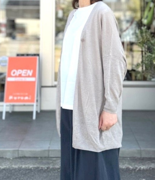 mao made　いつもの 羽織るだけでニュアンス生まれる ミドル丈 カーディガン（グレージュ）621108