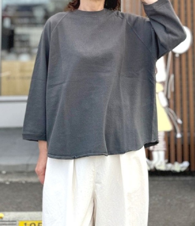 Sabbatum　30/-カノコ天竺 ヘム ラウンド ラグラン プルオーバー（チャコール） SA-38215