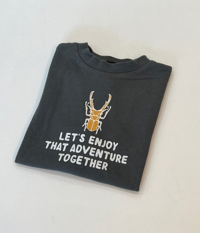 【50%OFF】OFFICIAL TEAM　インセクトガード 昆虫ロゴ Tシャツ　チャコールグレー（100センチ） #NEEDLE WORKS_OFFICIAL TEAM_NEWO