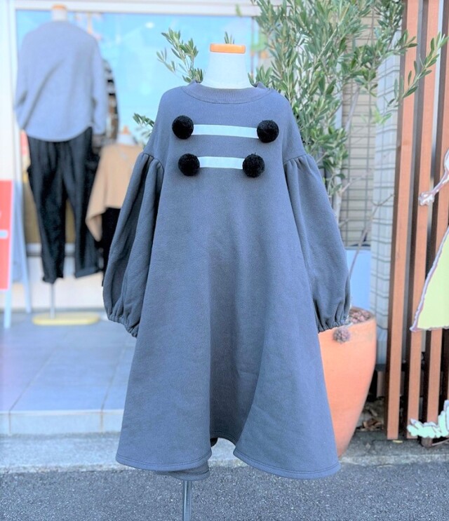 【50％OFF】NEEDLE WORKS　パフスリーブ ポンポン スウェットドレス　チャコール（140センチ）　#NEEDLE WORKS_OFFICIAL TEAM_NEWO