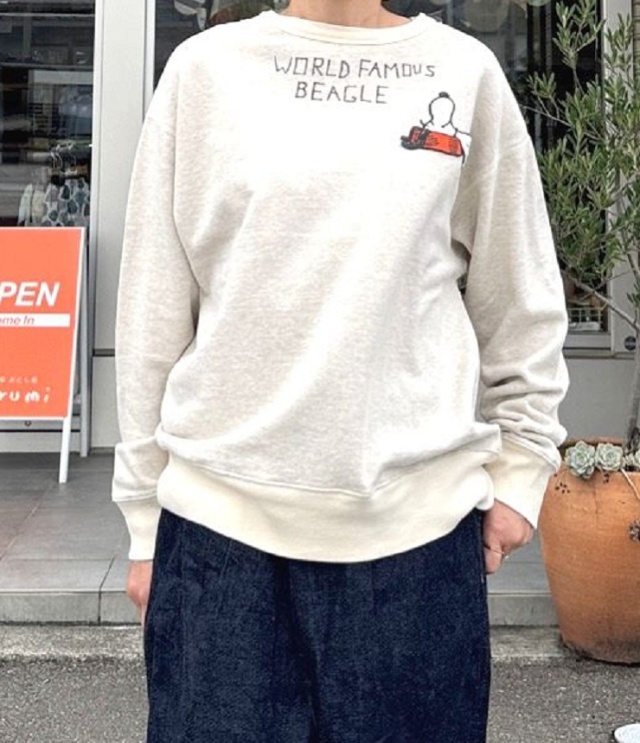 DENIM DUNGAREE 　裏毛 SNOOPY SLEEP スウェット　オフホワイト（レディース）  22581497