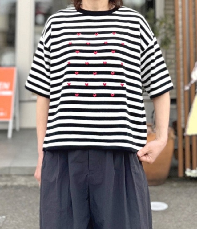 mao made　ちっちゃいハート ししゅう 5分袖 ニット TEE（ブラック×オフ）611145