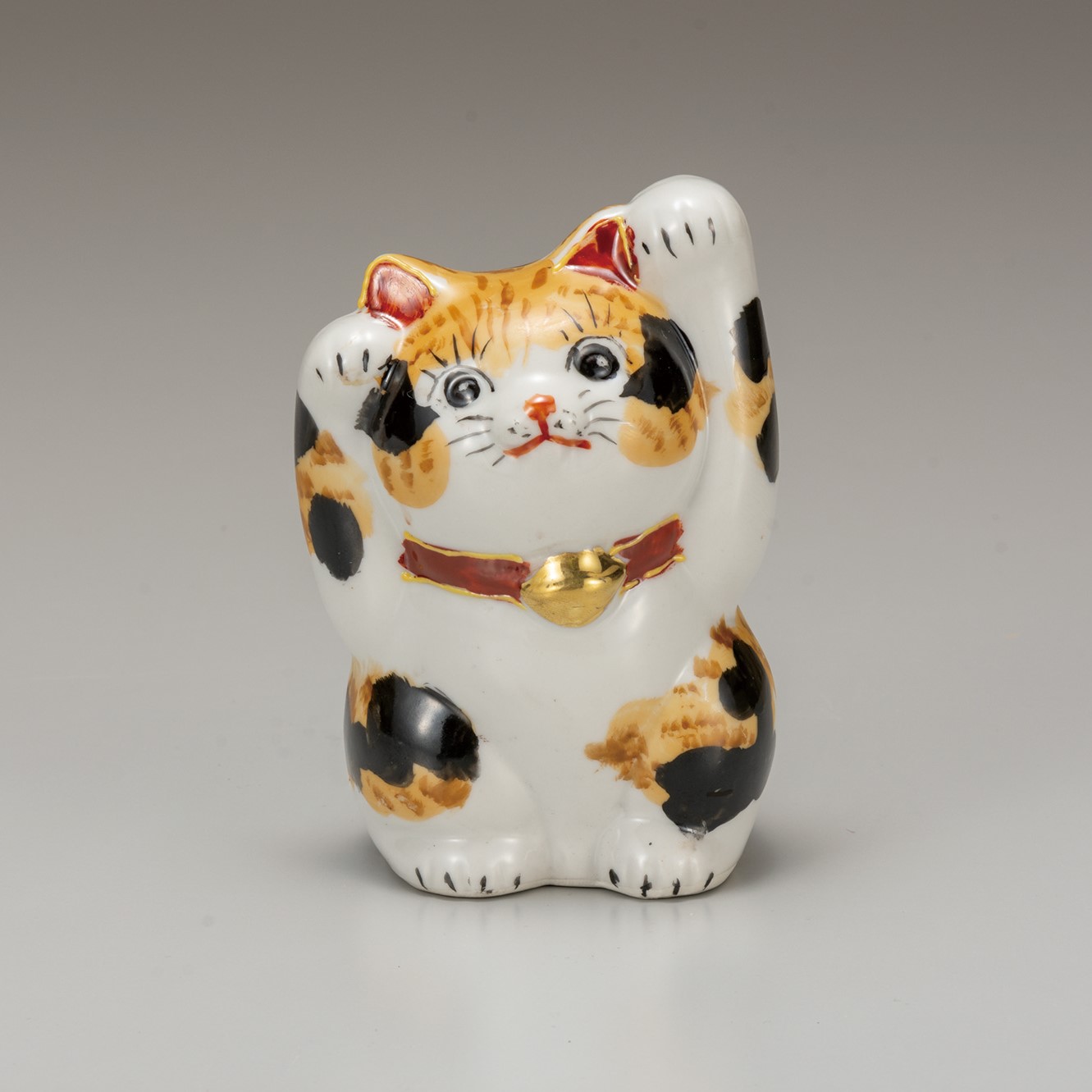 【返品送料無料】 九谷焼 4号招猫 毛長三毛（両手上げ） 工芸品