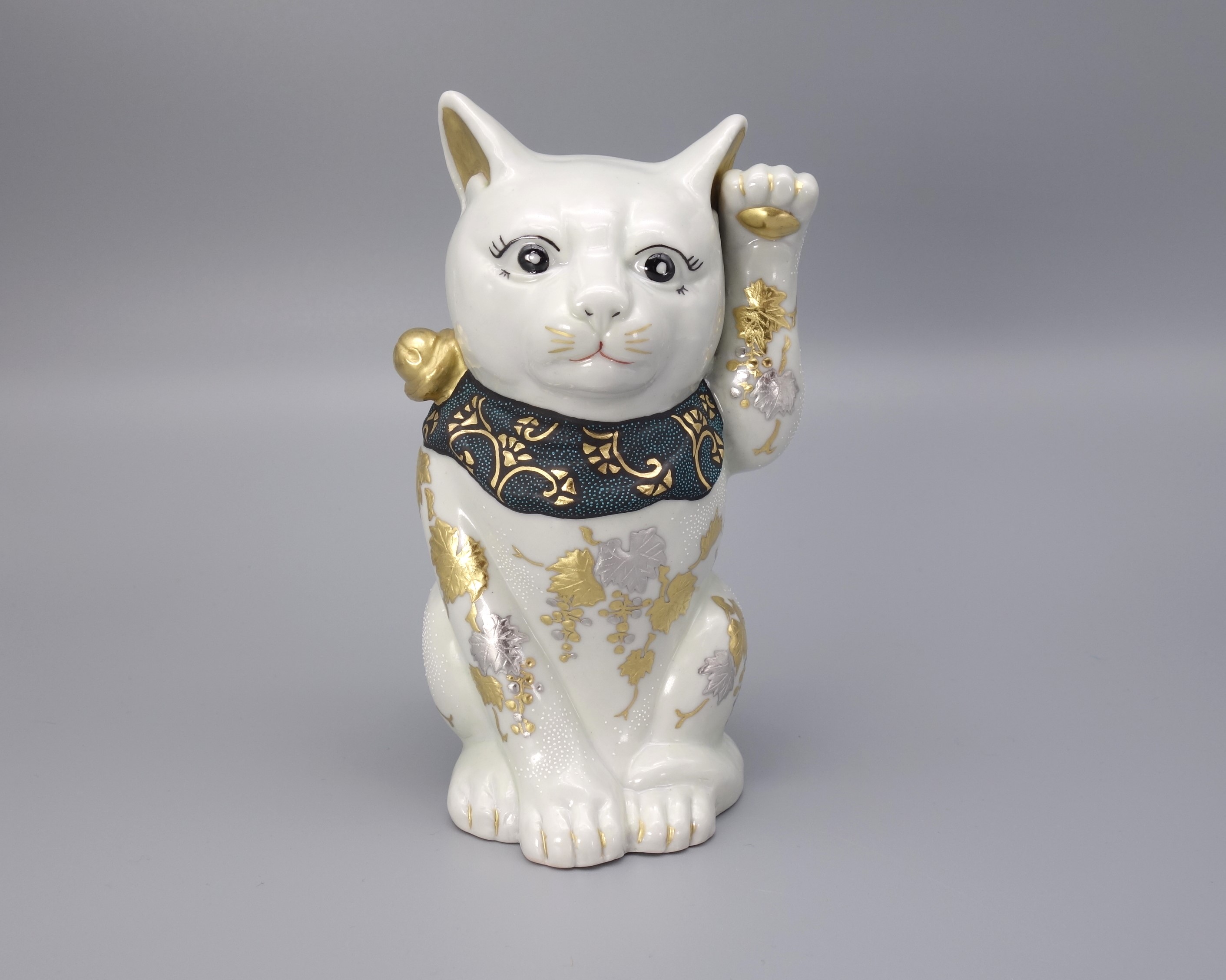 5号招猫（左手上げ） 白金盛渦打青白粒葡萄図（台・木札付） [ 三代