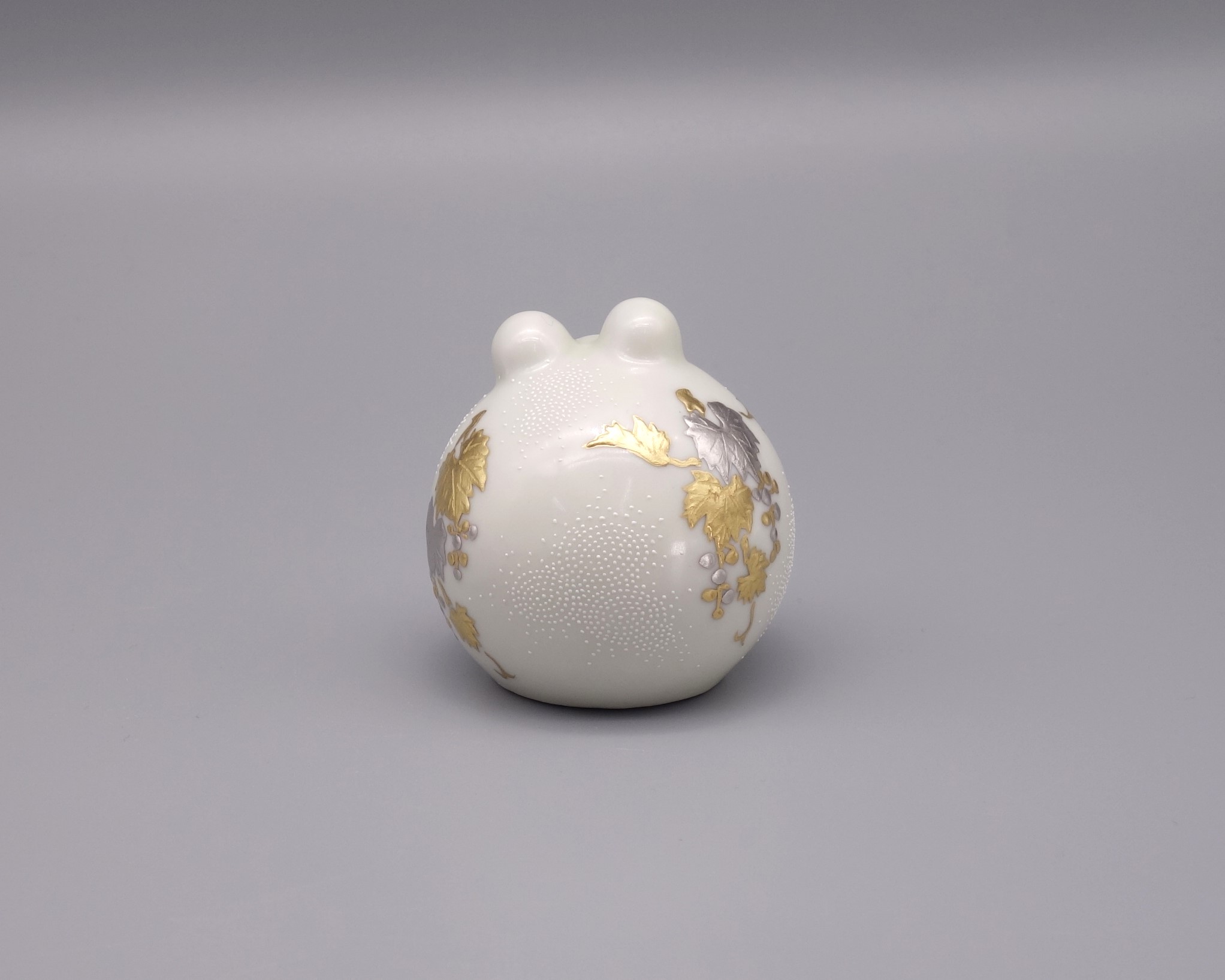 2号蛙 白金盛渦打白粒葡萄図（台・木札付） [ 三代 仲田錦玉 ]