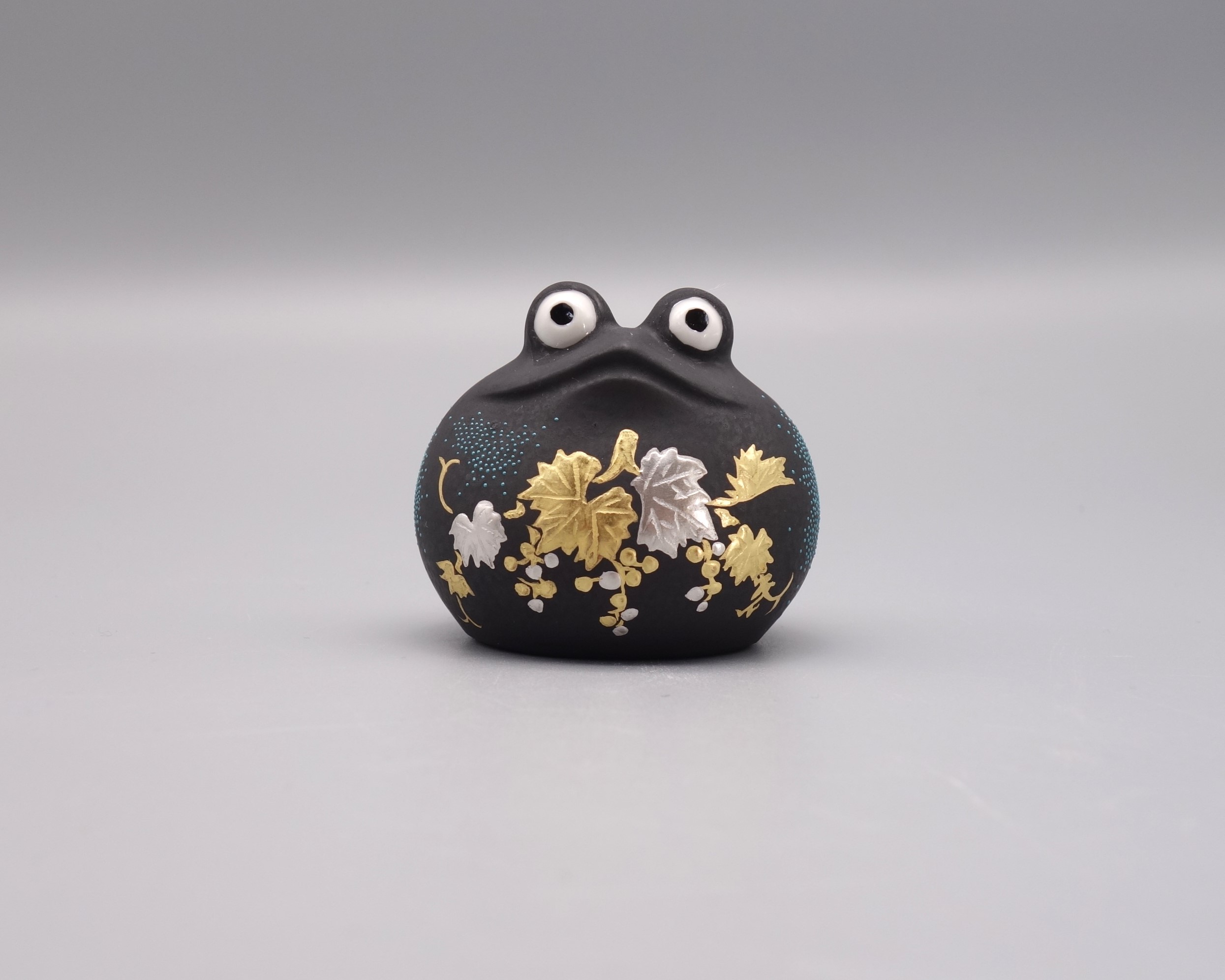 2号蛙 白金盛渦打青粒葡萄図（台・木札付） [ 三代 仲田錦玉 ]