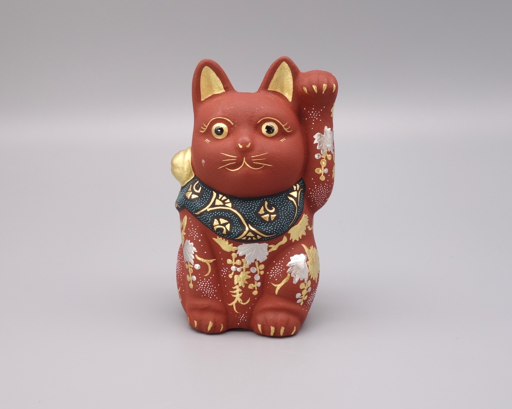 3.4号招猫（左手上げ） 朱地白金盛渦打青白粒葡萄図（台・木札付