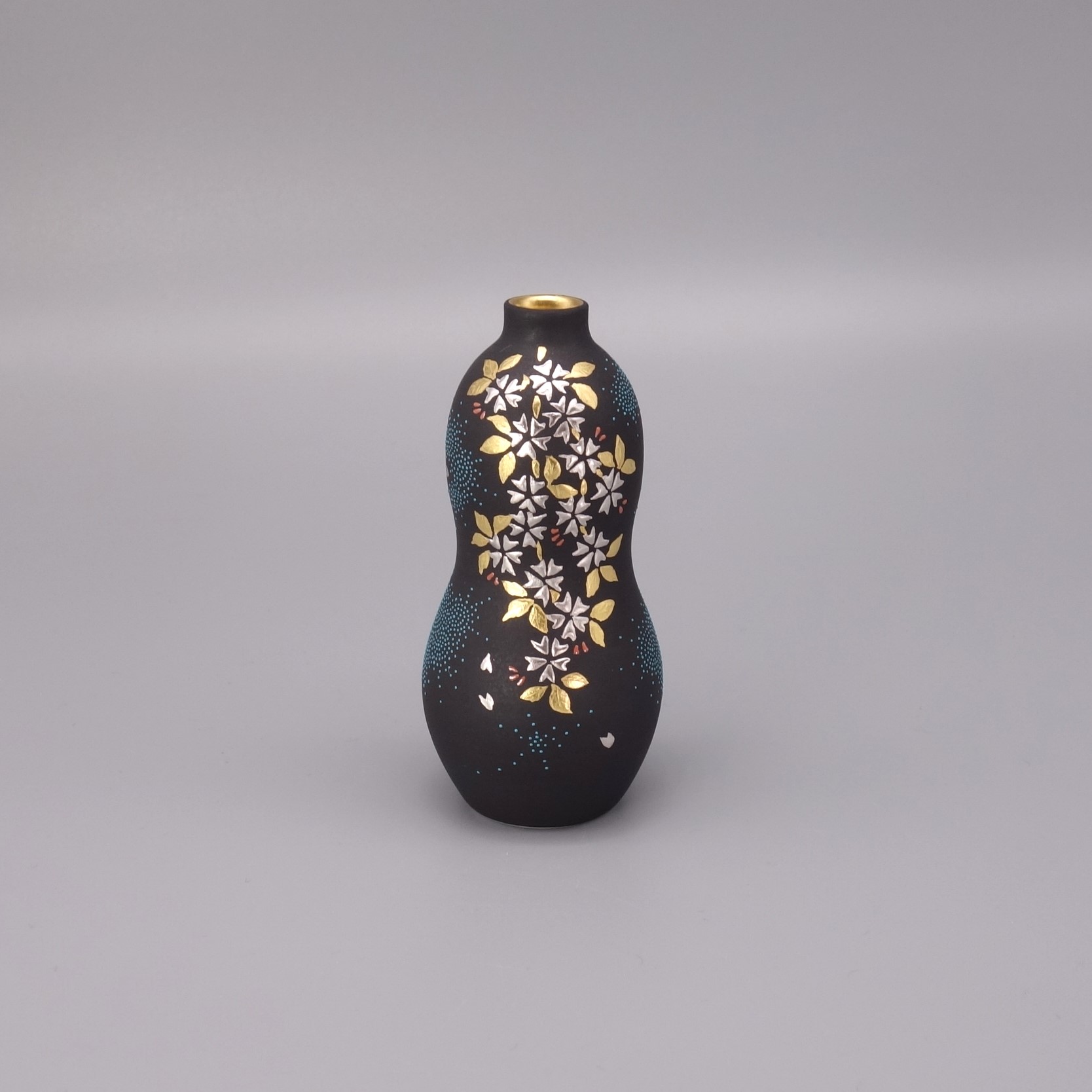 小花入（瓢箪形）　白金盛渦打青粒枝垂桜図　[ 三代 仲田錦玉 ]