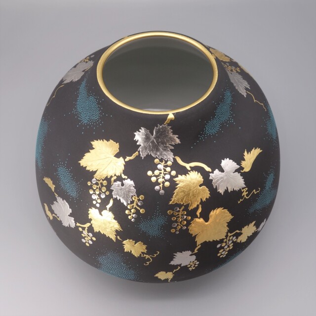 花瓶（8.5号） 白金（プラチナ）盛渦打青粒葡萄図 [ 三代 仲田錦玉 ]