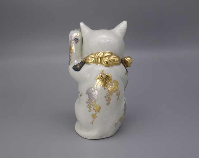 5号招猫（左手上げ） 白金盛渦打青白粒葡萄図（台・木札付） [ 三代