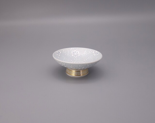 酒盃（両面） 白彩渦打白粒宝相華（水色地） [ 三代 仲田錦玉 ]