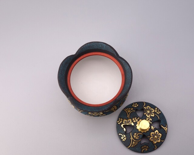 香炉（2.3号花形） 渦打青粒盛金宝相華唐草図 [ 三代 仲田錦玉 ]