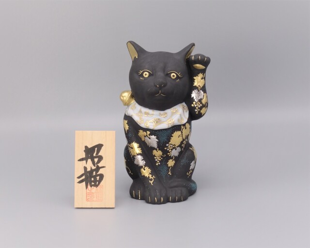 5号招猫（左手上げ） 白金盛渦打青白粒紅葡萄図（木札付） [ 三代 仲田 