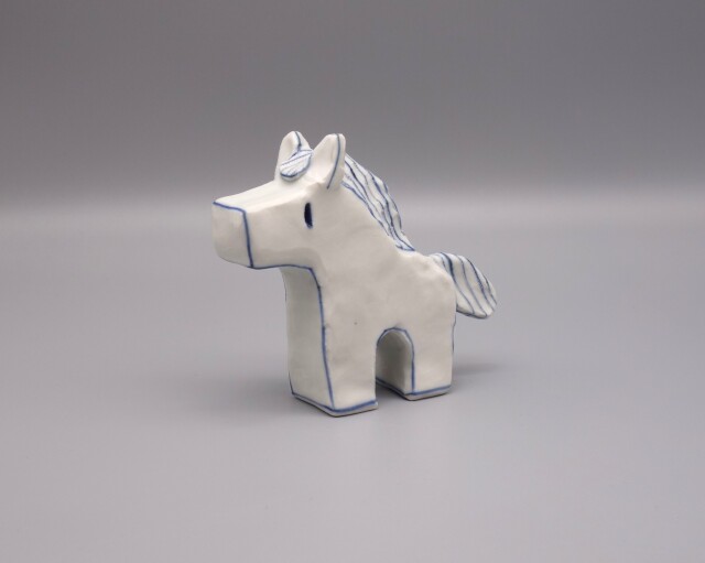 九谷焼縁起干支 4.5号小槌乗り午 金彩（飾台・敷物・立札付） [ 友山窯 ]