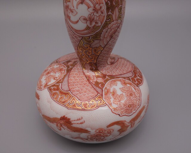 七宝の壺花瓶 ●品のある落ち着いた色彩の絵付け 高さ３１．５cm ● 七宝の壺花瓶 ○品のある落ち着いた色彩の絵付け 高さ31．5cm