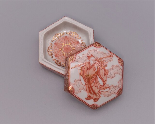 香合（六角） 赤絵細描仙人の図 [ 大酒清山 ]