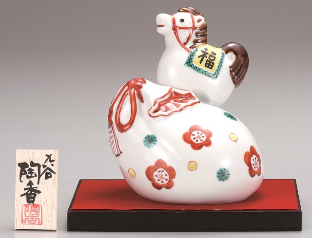 九谷焼縁起干支　4.5号宝袋午　花文（飾台・敷物・立札付）　[ 陶香窯 ]