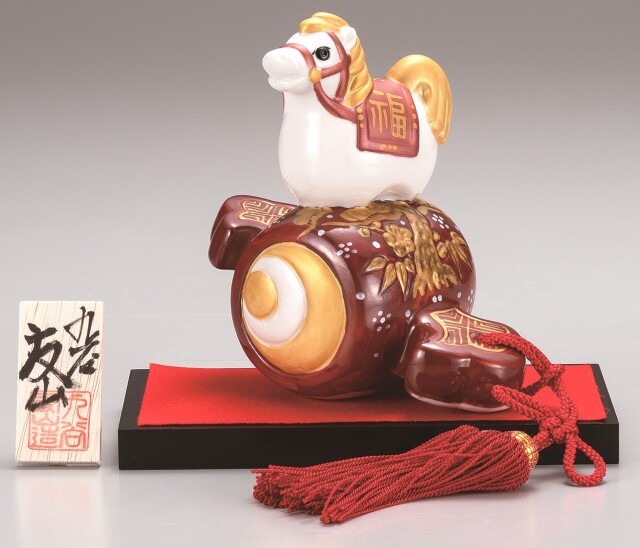 九谷焼縁起干支 7号松竹梅午 青九谷金彩（飾台・敷物・立札付） [ 陶香窯 ]