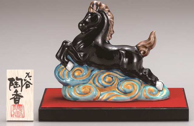 九谷焼縁起干支　4.5号雲乗り午　青九谷（飾台・敷物・立札付）　[ 陶香窯 ]