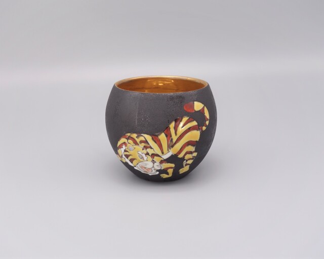 カップ（中金彩）　黒彩虎の図　[ 山近泰 ]