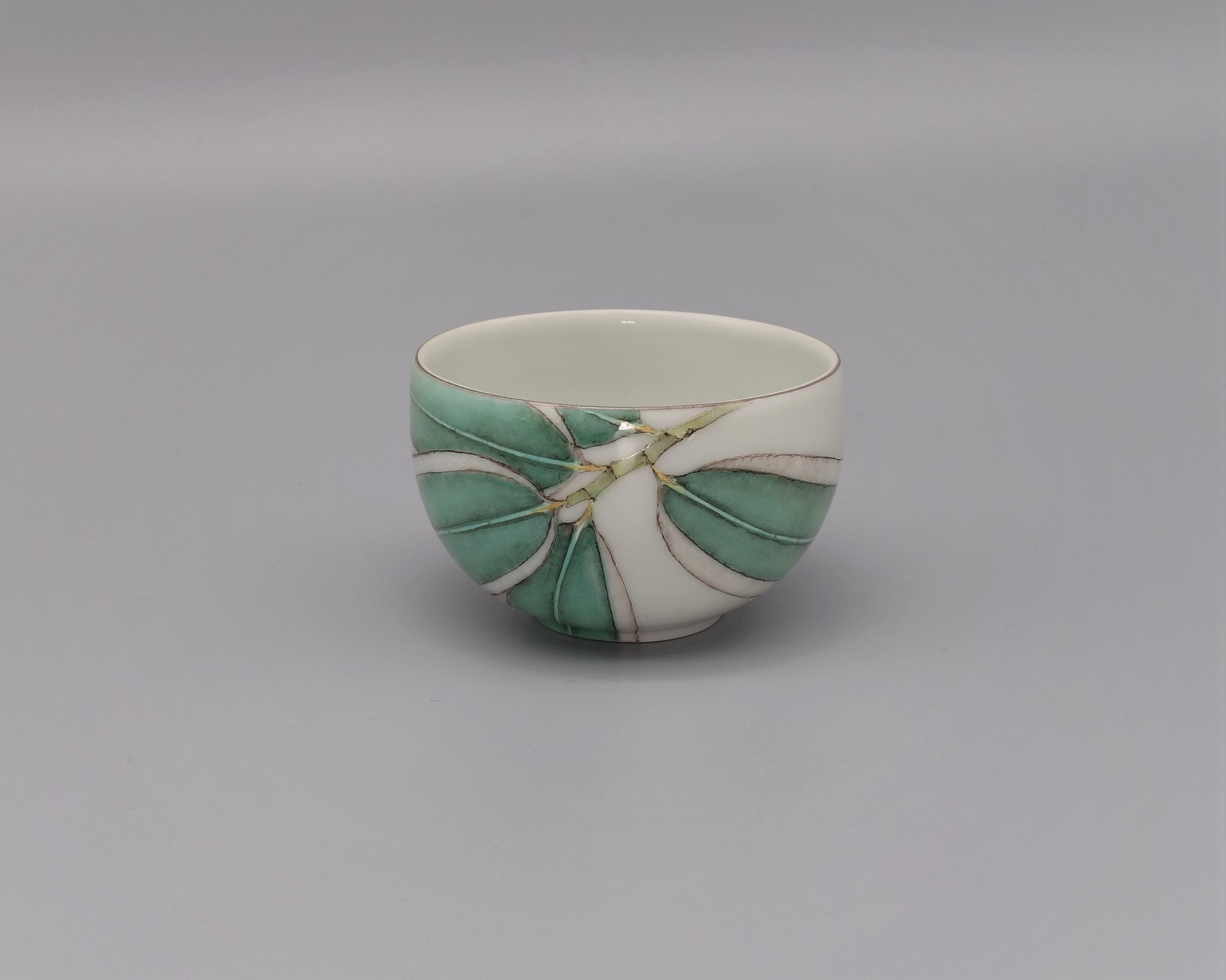 南繁正作　九谷焼　色絵　桜咲図　盃　ぐい呑　共箱　共布　略歴付　酒器 九谷焼 金蘭手 春画 七面図 盃 ぐい呑 酒器 古美術ささき 明治時代