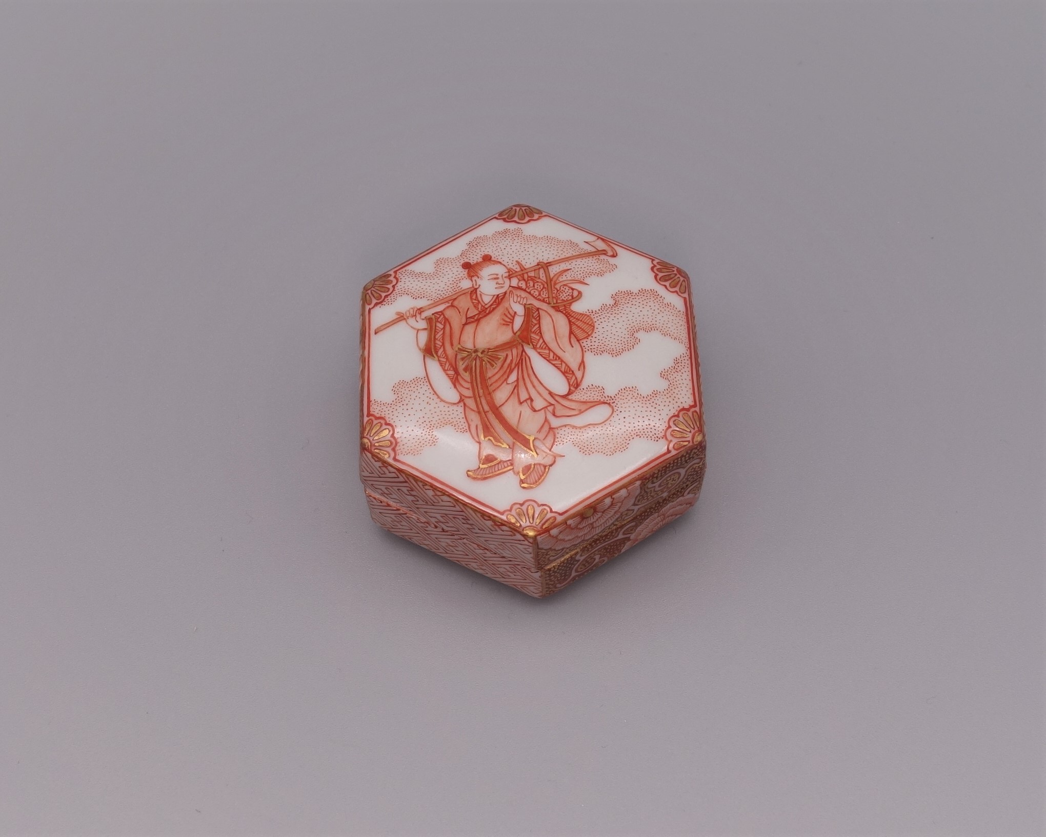 香合（六角）　赤絵細描仙人の図　[ 大酒清山 ]