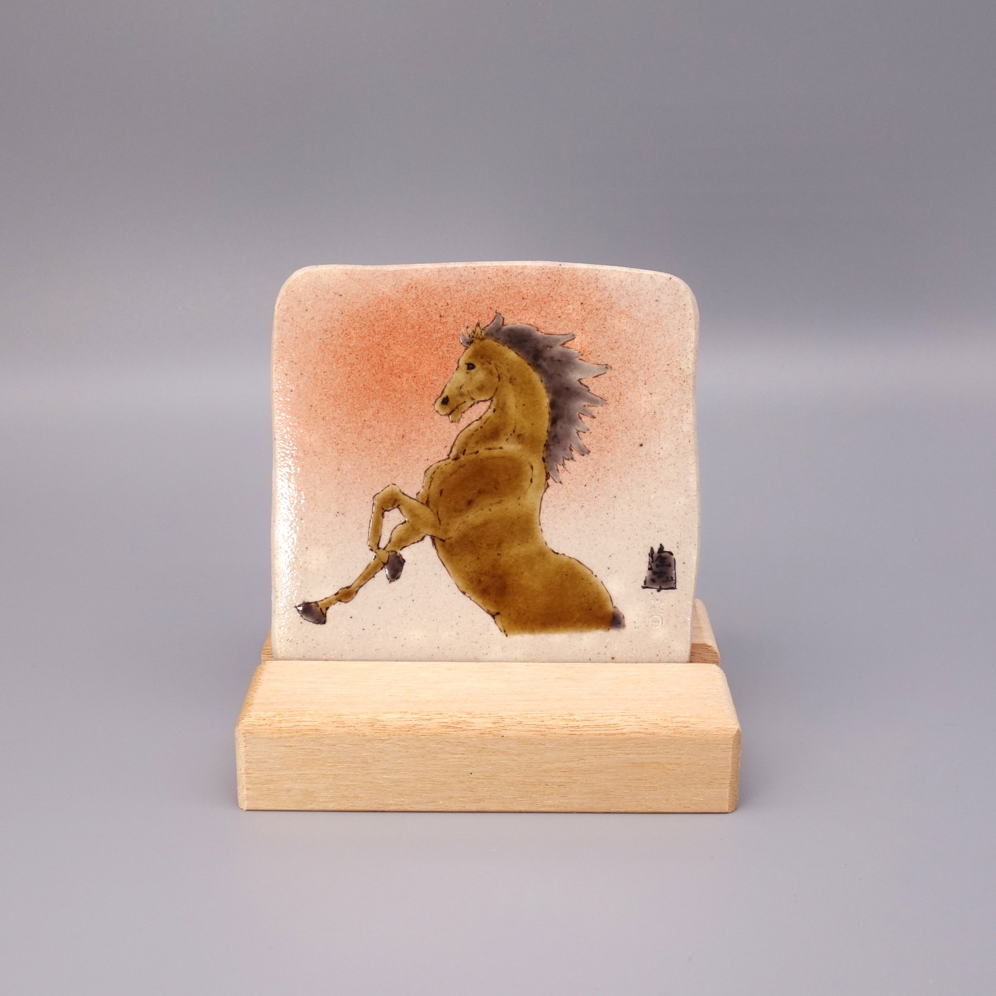 九谷焼飾陶板　勇馬（台付）[ 中村陶志人 ]