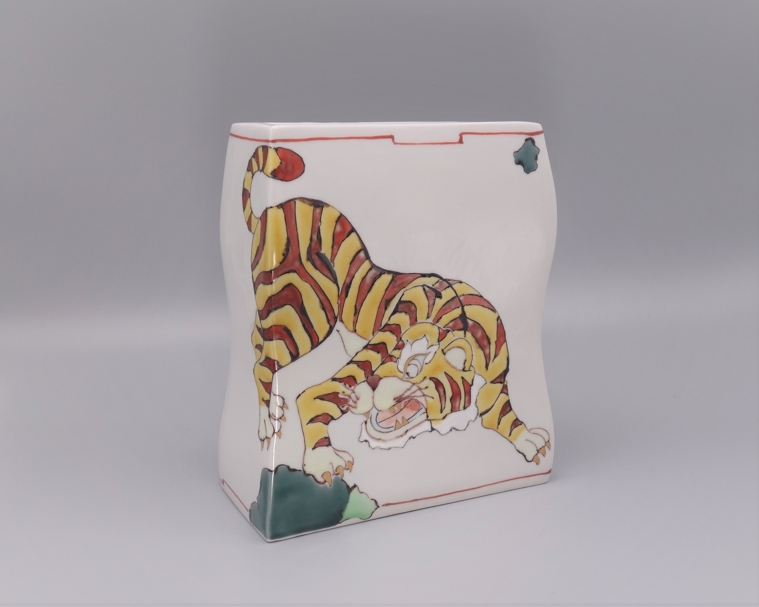 九谷焼華器　山近泰