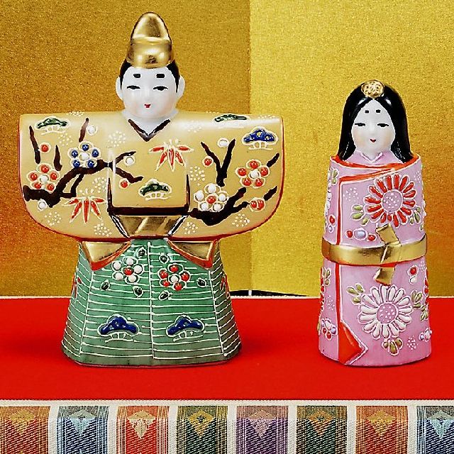 【送料無料】【雛人形】桃の節句 ギフト ご贈答品に 九谷焼3.8号立雛 うす茶梅 （台/屏風/敷物/立札付）
