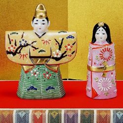 【送料無料】【雛人形】桃の節句 ギフト ご贈答品に 九谷焼3.8号立雛 うす茶梅 （台/屏風/敷物/立札付）