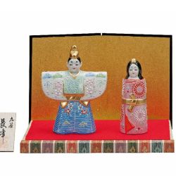 【送料無料】【雛人形】桃の節句 ギフト ご贈答品に 九谷焼4.7号立雛 白盛 （台・敷物・立札・屏風付）