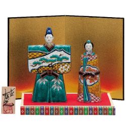 【送料無料】【雛人形】桃の節句 ギフト ご贈答品に 九谷焼5.5号立雛 色絵松竹梅 （台・敷物・立札・屏風付） 糠川孝之