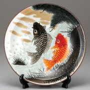 九谷焼ギフト ご贈答品 御祝い九谷焼10号飾皿 鯉の滝登り（皿立付） 福田良則