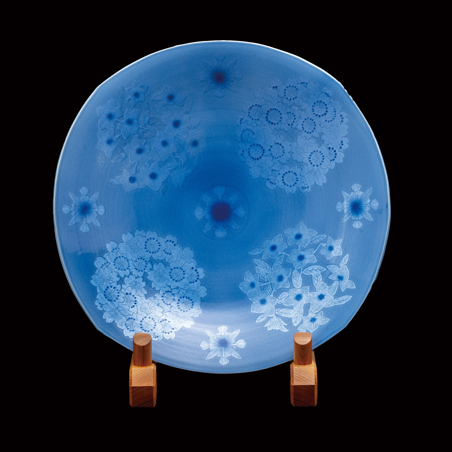 15号四方飾皿・淡青釉裏銀彩花文（皿立付）