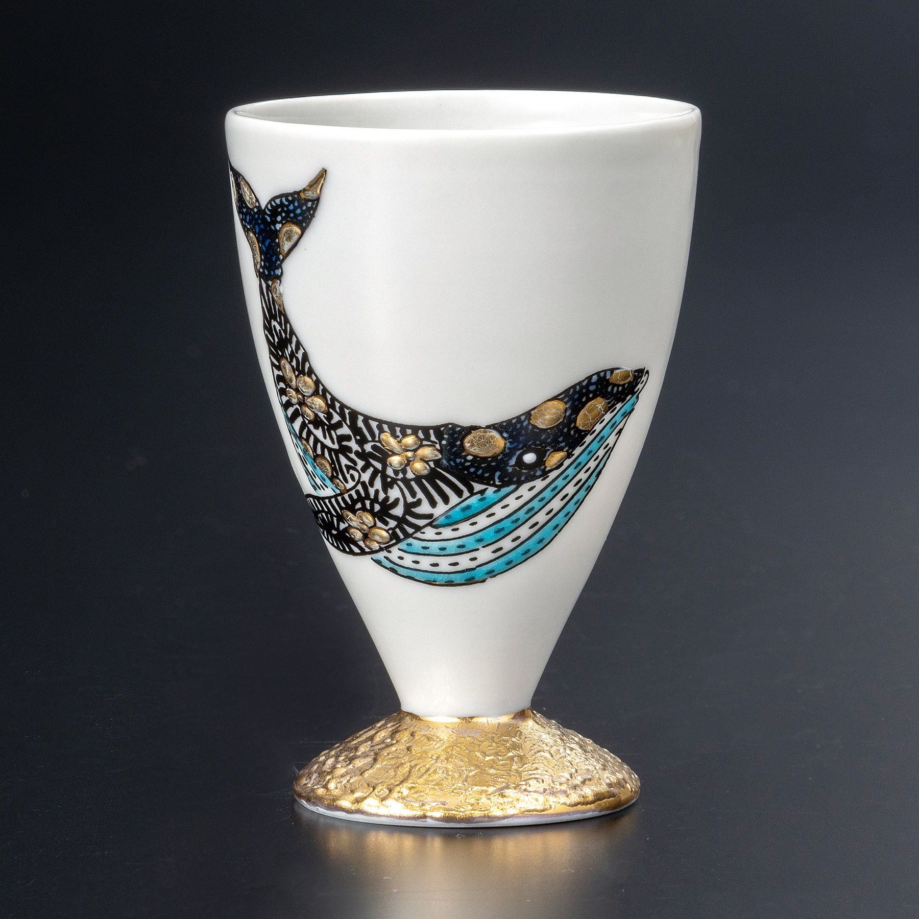 酒盃・色絵線描金彩クジラ図