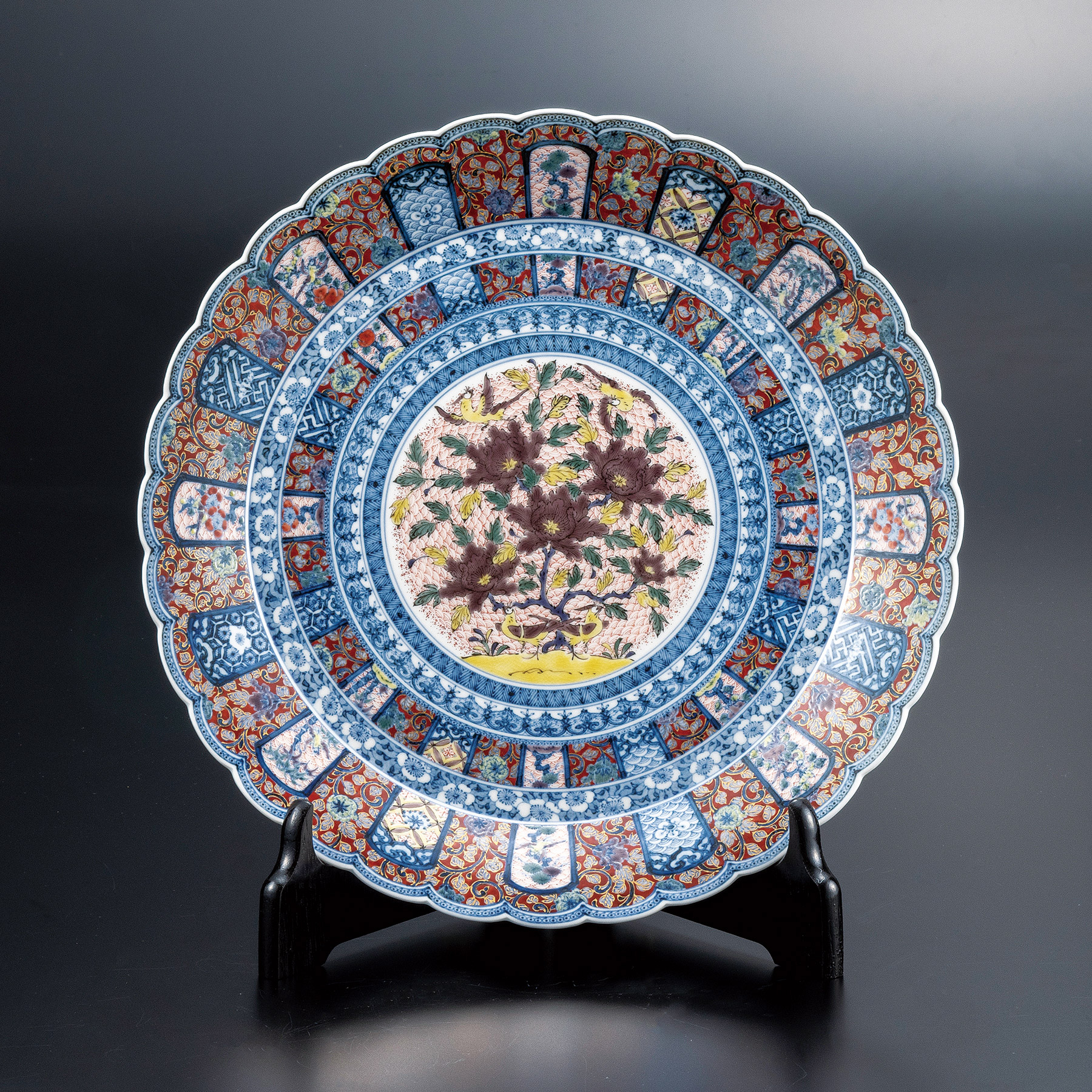 10号飾皿・青華紅彩花鳥文（皿立付）