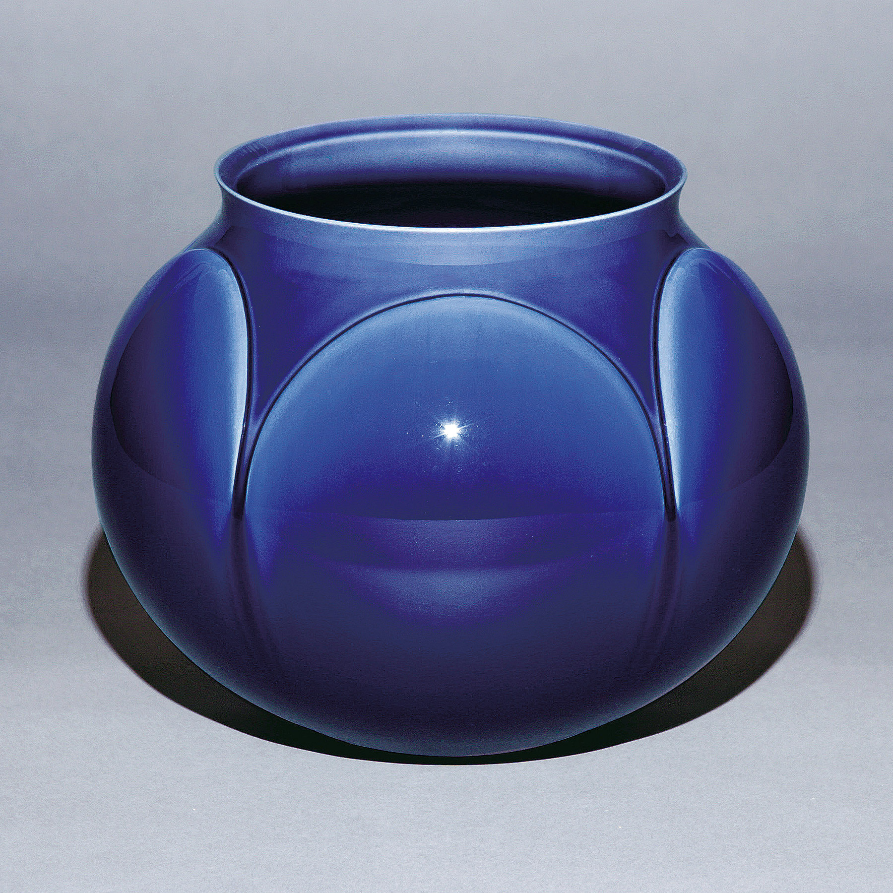 9号花瓶・深厚耀彩彫文