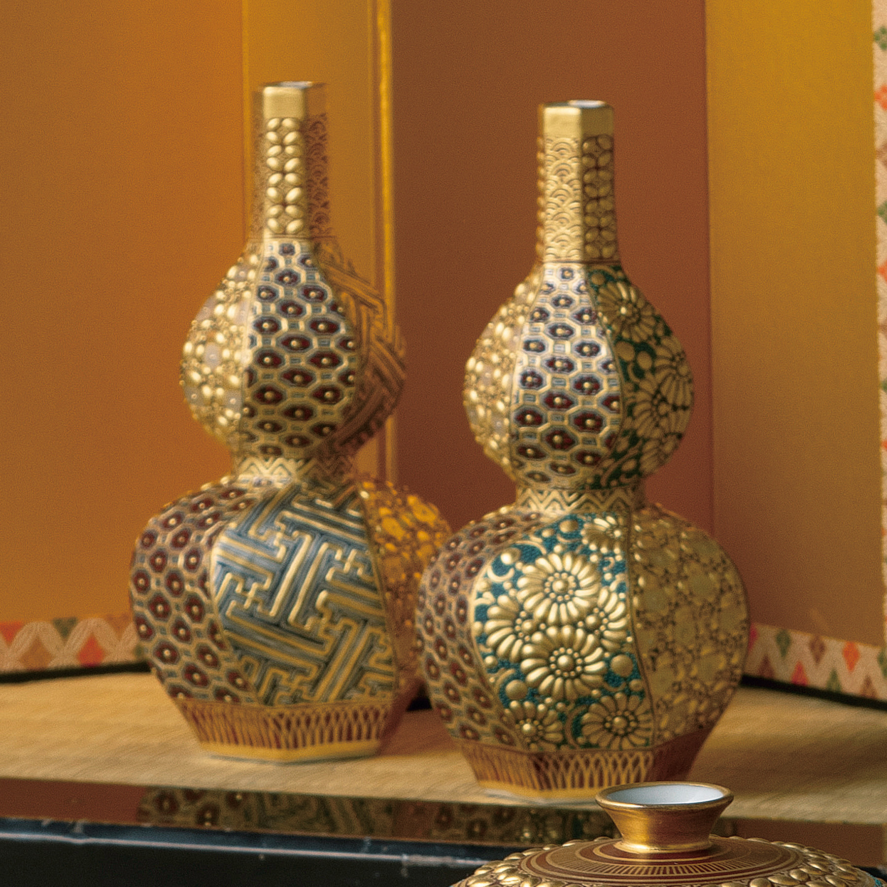 飾対徳利・本金盛割取小紋