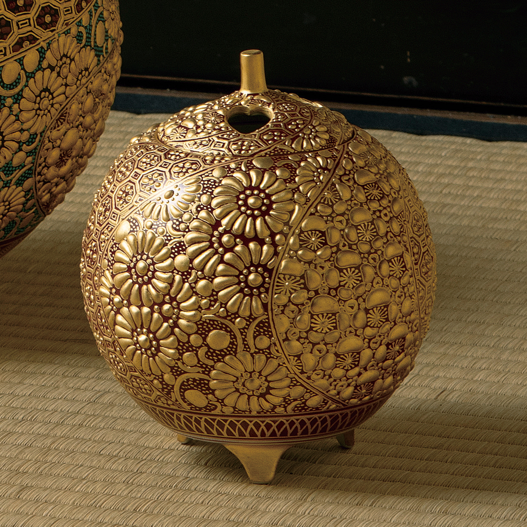 4号香炉・赤地本金盛割取小紋