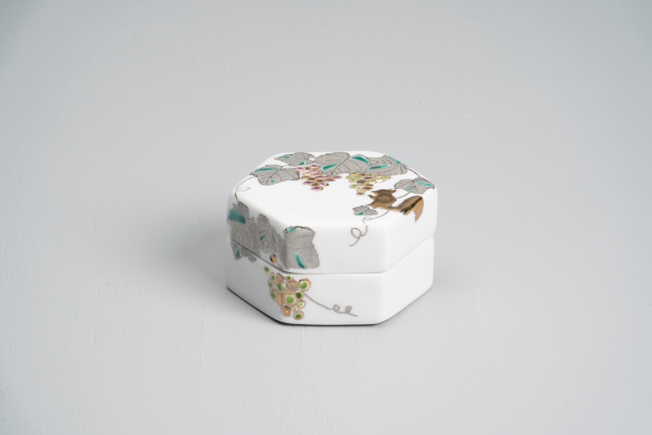 磁器の箱　六角・ぶどう