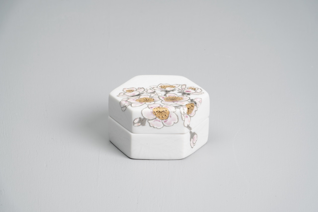 磁器の箱　六角・さくら
