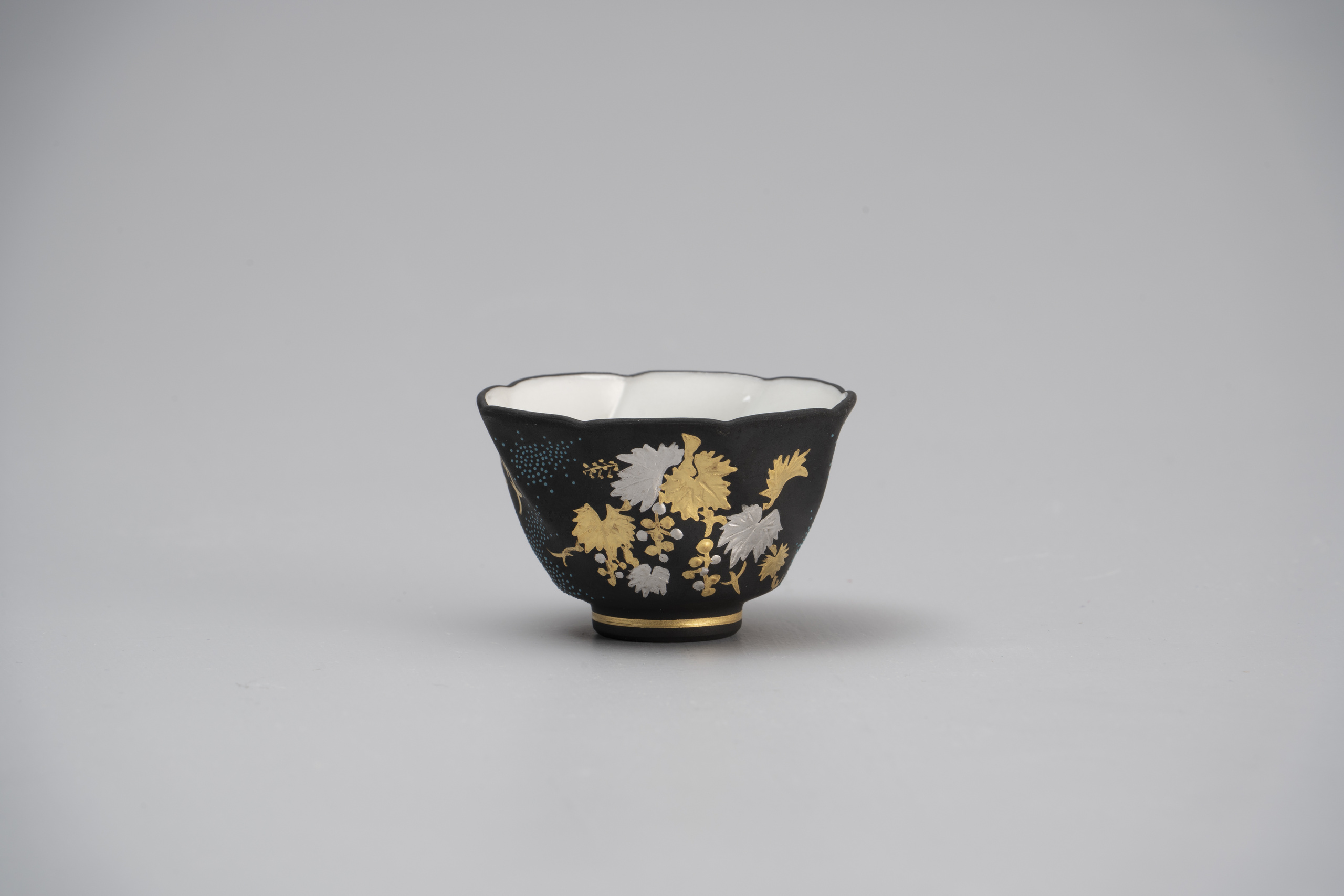 ひねり酒盃・白金盛葡萄図青粒